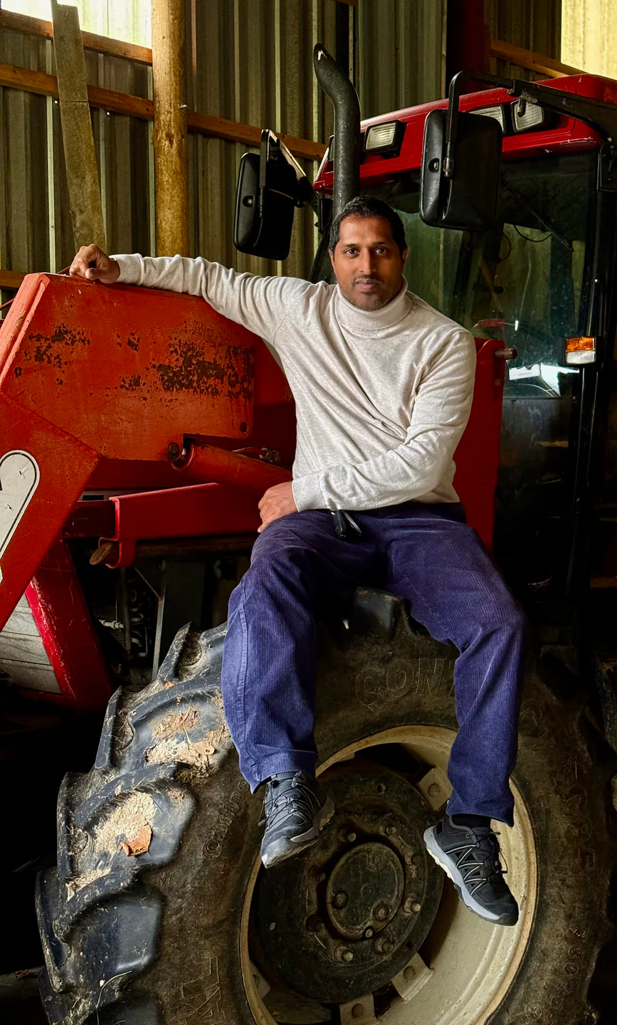 Emmanuel Dubuisson assis sur un tracteur